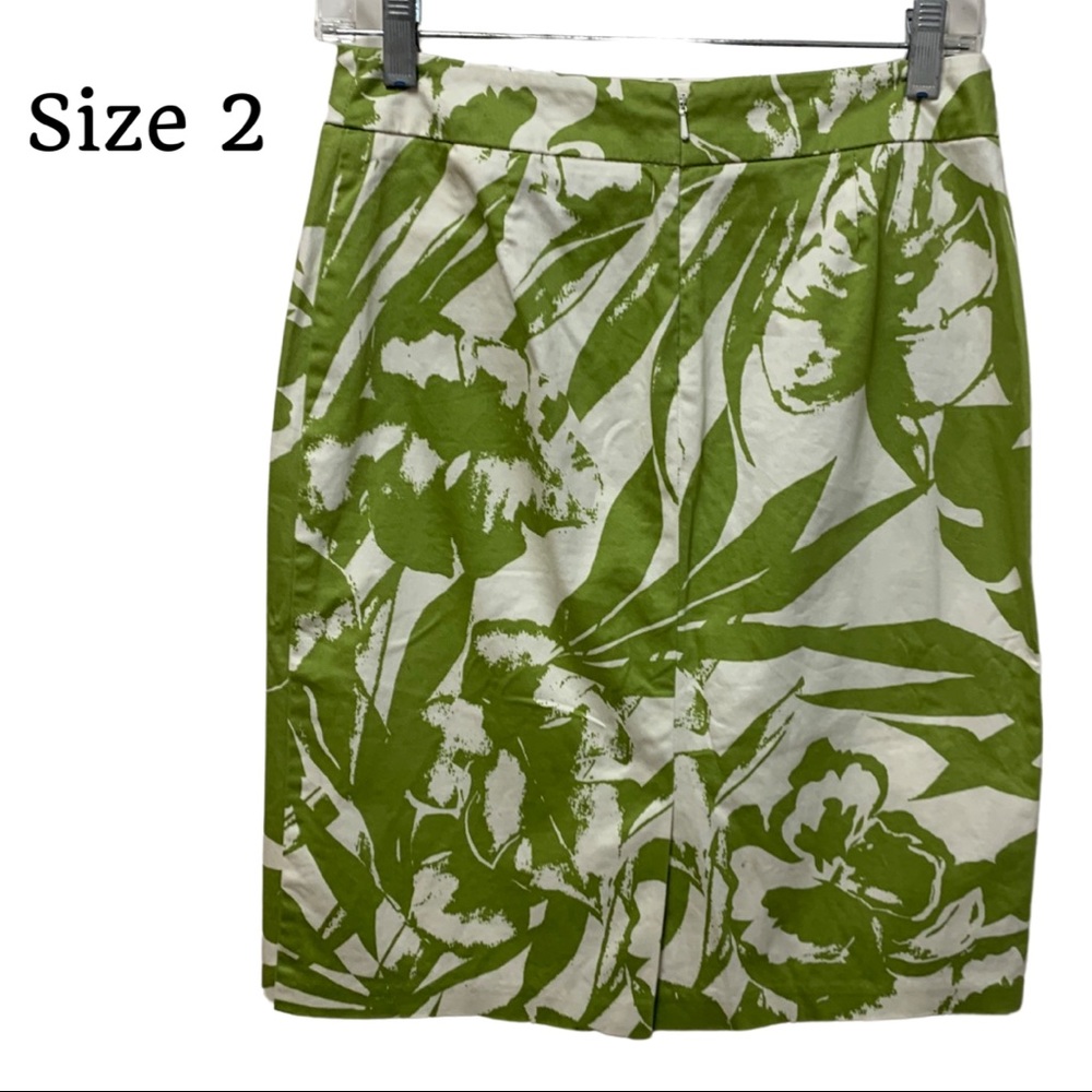 Size 2 Skirt with 2 small front Pockets Zips in back Kick pleat in back - Picture 2 of 12